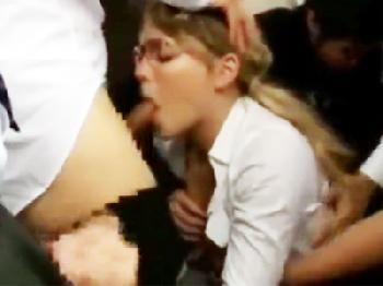 金髪ロングのエロいスーツ着た外人オフィスレディが満員電車で痴漢集団に襲われちゃうW巨乳OLレイプのエロ動画