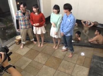『どーしよ…どうしよう…』目の前で男女混浴風呂に入った彼女が男たちに寝取られる！巨乳素人乱交のエロ動画