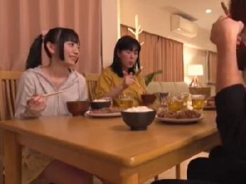 ポニテの魅惑的美形少女がノーパン誘惑して年上親戚と禁断セックス！美少女ロリ近親相姦のエロ動画