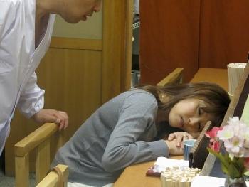 「あなた、、、許して…」欲求不満を通り越していた妻がその願望を見透かされて…痴女人妻白木優子のエロ動画