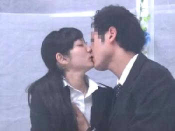 『会社のみんなには内緒だから…』同僚に中出しまで許しちゃう色白華奢OL素人盗撮のエロ動画