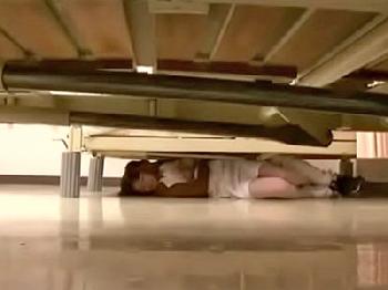 「離してぇ…」ベットの下から物を拾おうとしていた看護師を押し込み婦女暴行お姉さん看護婦レイプのエロ動画