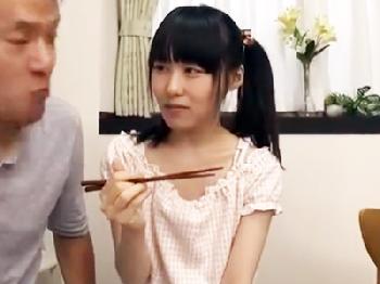 つるぺたオッパイ微乳幼顔少女の無毛おめこに大人男性器をぶっ刺し乱交中出し美少女ロリのエロ動画