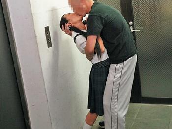 幼い童顔ィタちゃんのパンツを下ろして無毛マンコに挿入美少女ロリパイパンのエロ動画