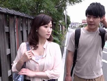 やっと二人きりになれた母子…誰も邪魔しない空間で何度も何度も身体を重ねて人妻近親相姦のエロ動画