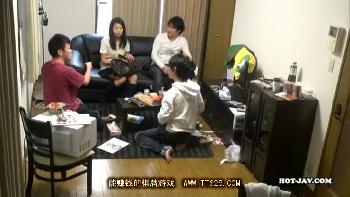 実の妹を騙して仲間にレイプさせてる無慈悲映像ロリ乱交のエロ動画