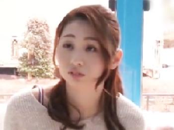 『こんなおっきいの見たことない‥』巨大ペニスにたじたじの妻が我慢できずに挿入人妻中出しナンパのエロ動画