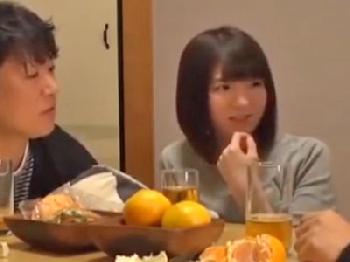 友人が寝ている隙に童顔顔嫁に寝取られ中出し決める美少女ロリ人妻のエロ動画