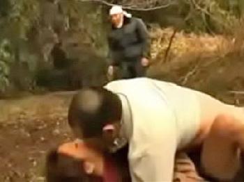 婦女暴行現場に出くわした男が助けるでもなく連続婦女暴行W巨乳女子校生美少女レイプのエロ動画