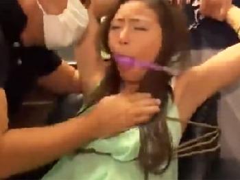 歩いていたきれいなお姉さんを拉致してそのまま陵辱ハメ→容赦なく中出しレイプのエロ動画