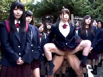 修学旅行中も男根が溶け込んだ世界では当たり前に青姦ファック！女子校生女教師コスプレレイプ乱交露出のエロ動画