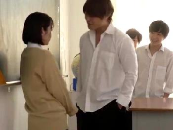 美形少女彼女がクラスのDQNたちの肉奴隷に…最初は嫌がる彼女もだんだんとペニス漬けに！女子校生美少女レイプ乱交のエロ動画