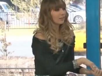 寝ている子供の横でバックで鬼突きされて密通ファックを堪能する淫乱マダム痴女人妻中出しのエロ動画