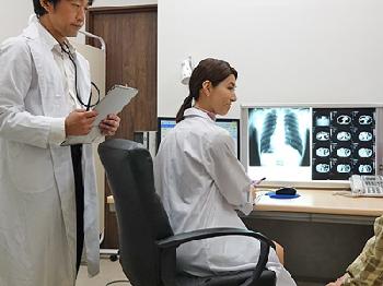 気遣いを好意と勘違いしたチェリーボーイが美しい女医を力ずく凌辱巨乳熟女レイプ長谷川秋子のエロ動画