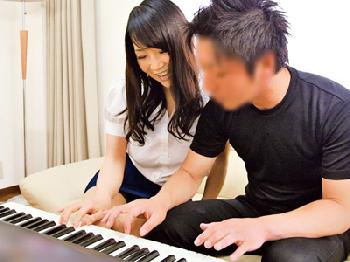 甥っ子に一人エッチを見られた親戚のおばさんが誘惑→中出し童貞筆おろし 巨乳人妻近親相姦桐島美奈子のエロ動画