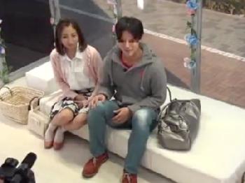 お金の欲しい素人女子大生が男友人とマジックミラー号で公開SEX美少女ナンパのエロ動画