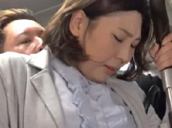 40代熟女が満員電車で痴漢に婦女暴行されて恍惚イキ！素人レイプのエロ動画