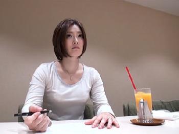 数年間も夫とファックレスな欲求不満妻が初対面男のペニスで即堕ち絶頂オーガズム痴女人妻のエロ動画