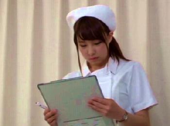 童貞の患者に発情した巨大乳看護師がベッドで筆おろしパコ開始W巨乳看護婦中出しのエロ動画