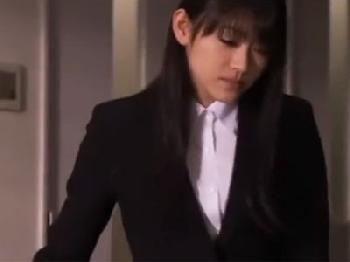きれいなお姉さんOLが会社の同僚に激ハメされて最後は無慈悲な生中出しフィニッシュのエロ動画