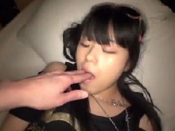 調教済みの童顔娘がコンドームなしハメで精液生中出しされて着床アクメ美少女ロリのエロ動画