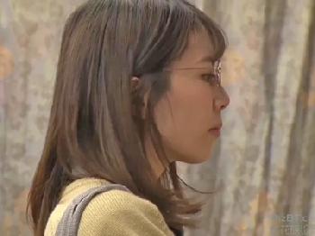 おとなしそうなメガネ女子校生を狙って本屋で痴漢凌辱めがねレイプのエロ動画