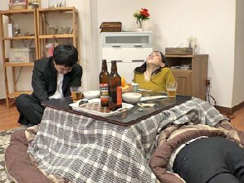 コタツの中でひっそりと寝取られるマダム巨乳人妻のエロ動画