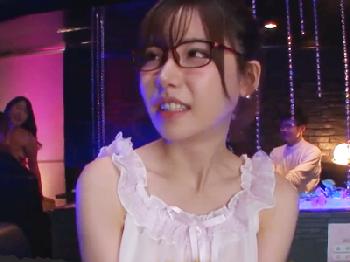 鬼クソかわいいキャバクラ嬢が店内でこっそりパコってくれて特濃精液発射不可避！美少女お姉さん痴女深田えいみのエロ動画