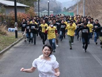 様々な問題から今では「絶版」となっている上原亜衣の問題作品がこちらW美少女ロリ中出しレイプ乱交のエロ動画