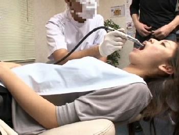 「え、、、え…うそ…」歯医者で口を開けられたままそのまま精液流し込まれる美形お姉さんたちWフェライラマチオレイプのエロ動画