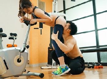 ジムトレーナーに寝取られた美人奥さん！最初は些細な女体タッチから…だんだんと詰められる距離に情欲開放密通痴女人妻コスプレ笹原...