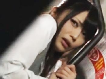 ギュウギュウの満員バスで痴漢される声も出せずにされるがまま犯される美人オフィスレディお姉さんOLレイプのエロ動画