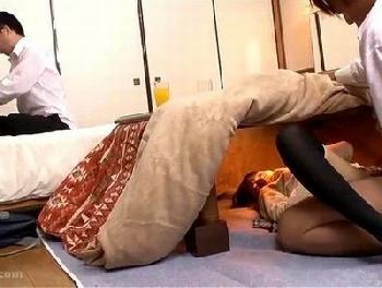 友人の彼女を寝取ってヤル！コタツの中で愛撫し続け欲しくなったアソコにズブっと挿入女子校生お姉さんロリ痴女のエロ動画