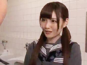 清潔感のある女子校生が公衆トイレでオッサンと円光W美少女のエロ動画