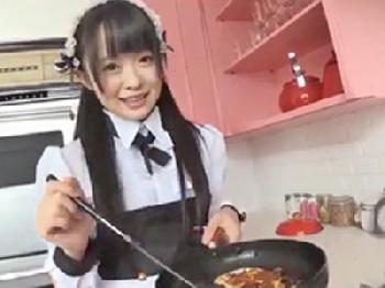 料理を焦がした激かわメイドちゃんにお仕置き！美少女ロリコスプレのエロ動画