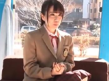 透明感溢れる色白美形少女がバストアップマッサージと騙されてハメられちゃう美少女ナンパのエロ動画