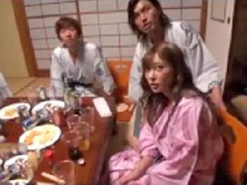 色白痴女が慰安旅行で酔っ払って同僚とベロ口づけ乱交巨乳美少女お姉さんギャル明日花キララのエロ動画