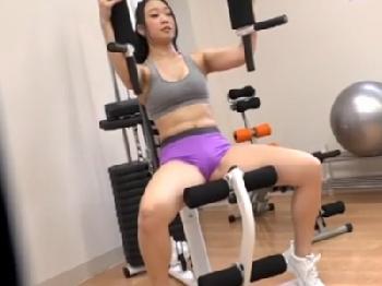 ジムで汗だくになった巨大オッパイちゃんに我慢できずフル勃起陰茎ねじ込んでガチハメ！巨乳レイプ露出のエロ動画