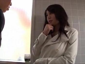 コートの下は全裸巨大オッパイな露出痴女・竹内あいちゃんを公衆トイレで立ちハメ巨乳お姉さんのエロ動画