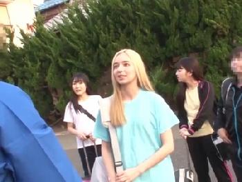 老舗旅館にきた女子校生合宿の中にまさかのパツキン！ガッツリ隠し撮りして野外で犯す！美少女レイプ盗撮痴漢のエロ動画