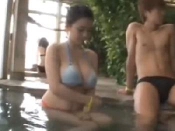 若いペニ棒を誘って交尾楽しんじゃうデカパイ妻巨乳素人痴女人妻熟女のエロ動画
