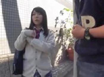 チャラ男にナンパされて中出しされちゃう純情な女子校生美少女のエロ動画