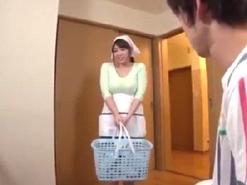 「何かお手伝いできることがあれば…」ビックおっぱい家政婦さんに言う事聞かせてはめたい放題！巨乳コスプレのエロ動画