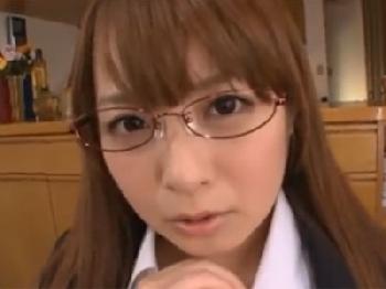 めがねの似合う美形お姉さんオフィスレディが勃起ペニ棒を一生懸命にフェラチオチオ抜きOL顔射のエロ動画