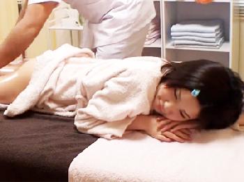 かあちゃんと来た童顔カワ女子校生がエロいマッサージ師に標的にされて犯される美少女ロリレイプ盗撮のエロ動画