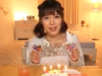 『プレゼントは私だよ』彼氏の誕生日に体を差しイチャラブセックス美少女痴女のエロ動画