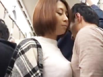 巨大乳おっぱいでフル勃起！密着して擦りつけてたら痴女られパコ展開に巨乳お姉さん痴漢のエロ動画