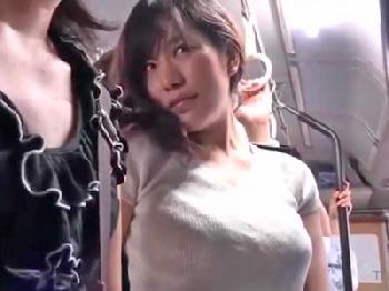 バス内で痴漢され声を押し殺しながら身悶える美形お姉さん巨乳パンストのエロ動画