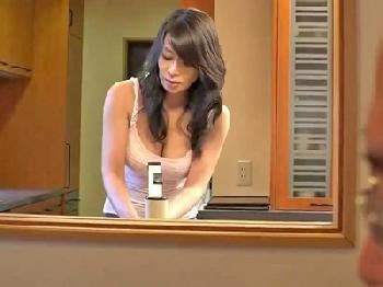 フェロモンムンムンのミニスカートパンチラママが息子と近親パコ巨乳人妻近親相姦のエロ動画