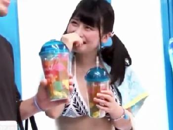 エロマッサージで発情させた童顔少女の無毛マンコに寝取り中出しW美少女ロリ水着のエロ動画